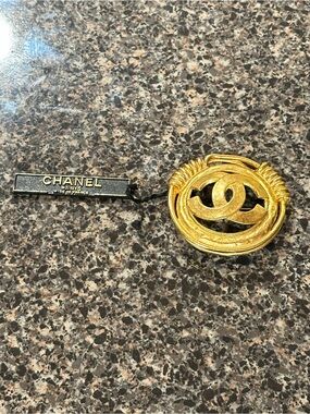 Rare vintage CHANEL 94P CC Logo Brooch Pin w/ Original Tag